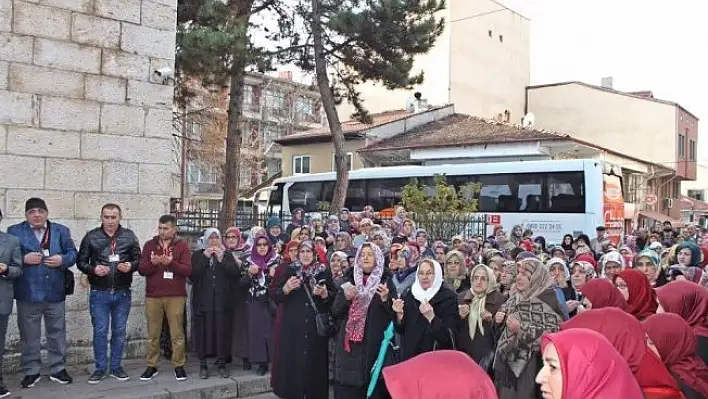 Araç'ta umre kafilesi dualarla kutsal topraklara uğurlandı