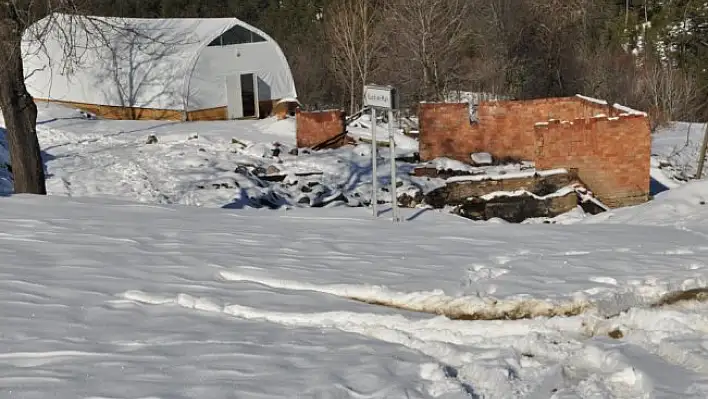 Evleri yanan aileye 28 gündür ulaşılamıyor