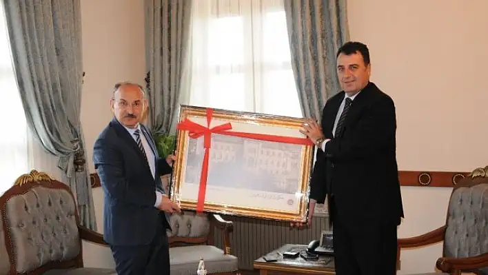 Vali Karadeniz, restore edilen Hükümet Konağına taşındı
