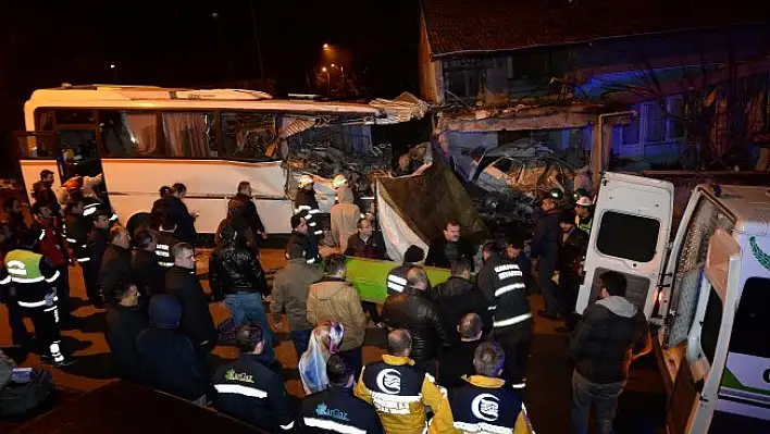 İşçi servisi eve çarptı: 4 ölü, 2 yaralı