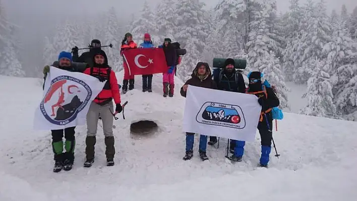 Kastamonulu Dağcılardan Ilgaz'da kar mağarası eğitimi