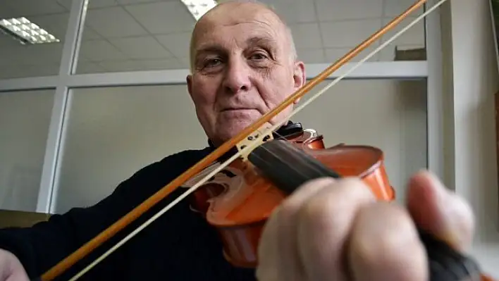 Lisede yarım kalan keman hayalini 80'inde gerçekleştiriyor