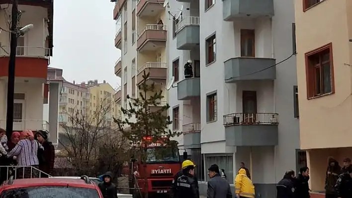 3. katta çıkan yangında yaşlı adam pencereden atladı