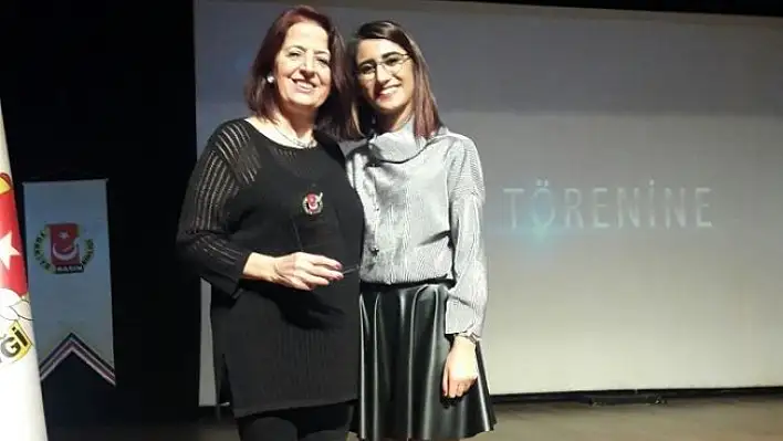 Cideli sanatçıya en başarılı sanatçı ödülü