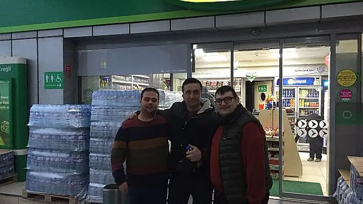 İçi para dolu çantayı sahibine teslim etti