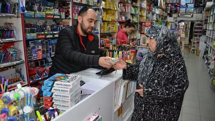 İş yerinin önünde bulduğu 17 bin lirayı sahibine ulaştırdı