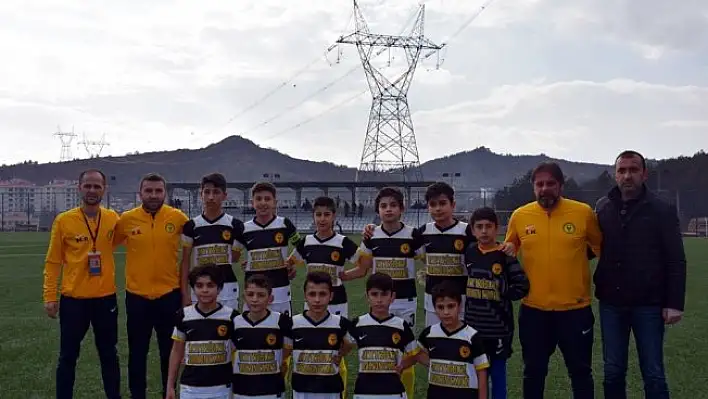 Kastamonu U-13 maçında minik sporculardan Türk ordusuna destek