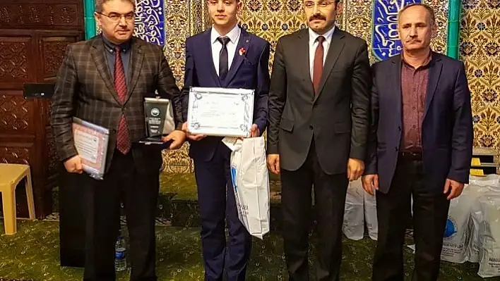 İmam Hatip Öğrencisi ''Genç Hatipler Hutbe Okuma ''yarışmasında birinci oldu