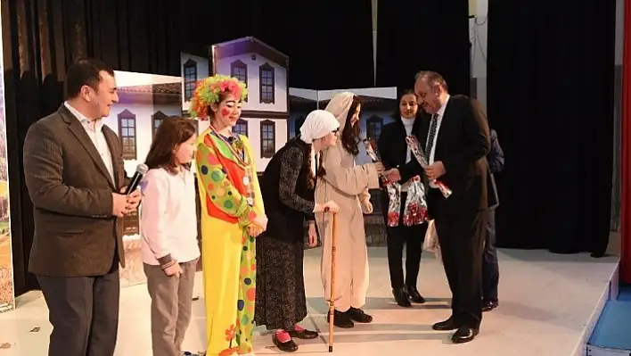 &quotGeri Dönüşüm Muhteşem Olacak" adlı tiyatro oyunu sahnelendi