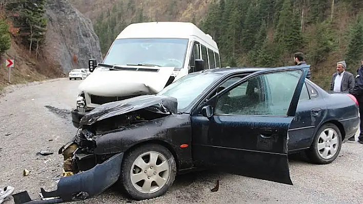 Kastamonu'da öğrenci servisi ile otomobil çarpıştı: 18 yaralı