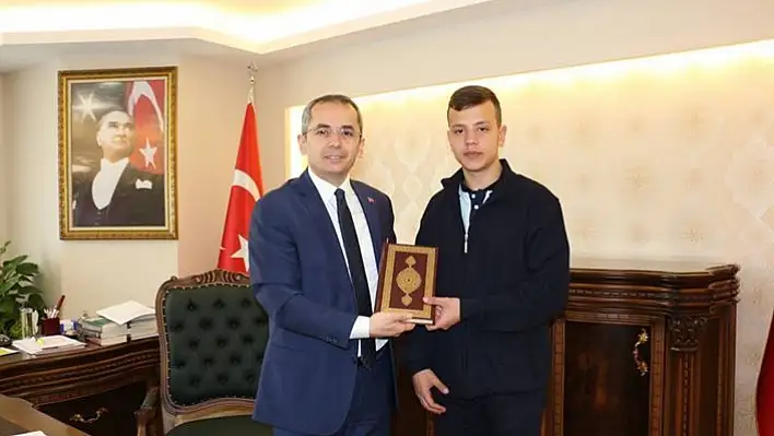 Kaymakam Pişkin, başarılı öğrenciyi ödüllendirdi
