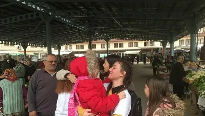 Liseli öğrenciler, pazaryerinde yaşlı ve çocuklu kadınlara yardım etti