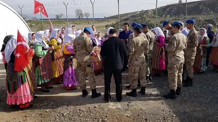 Şehit Şerife Bacı'nın torunları Mehmetçik'in yanında
