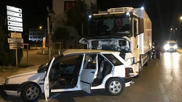 Kamyon ile otomobil çarpıştı: 5 yaralı