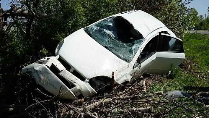 Karşı şeride taklalar atarak geçen otomobili ağaçlar durdurdu