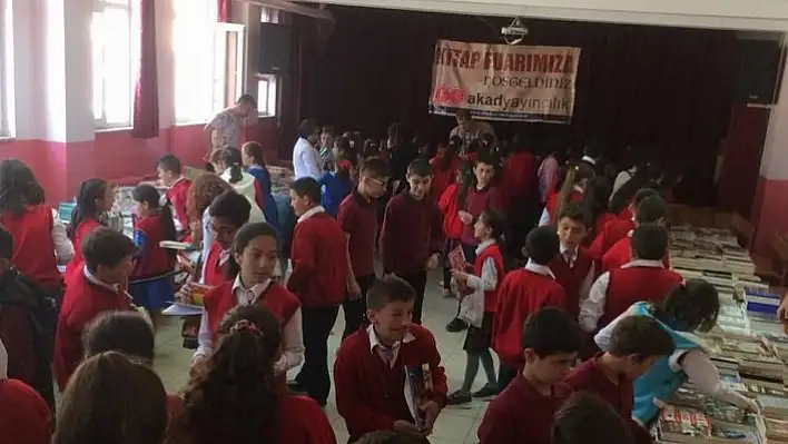 Kastamonu'da öğrenciler, biriktirdikleri harçlıklarla kitap satın aldı