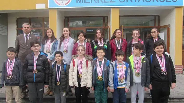 Merkez Ortaokulu şampiyonluğa kulaç attı