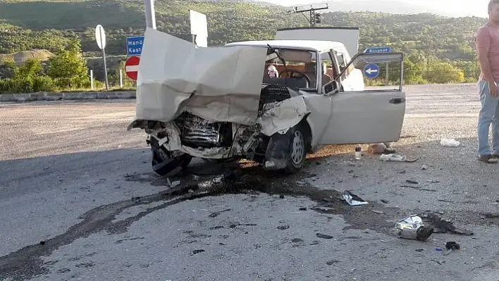 Otomobil ile kamyonet çarpıştı: 4 yaralı