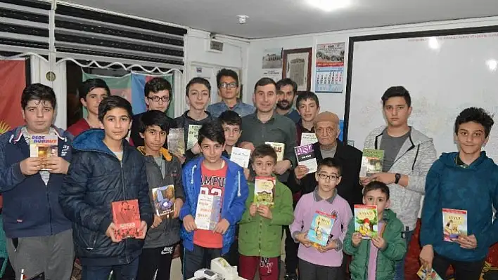 Genç muhtar, mahallesinde kitap okuma kampanyası başlattı