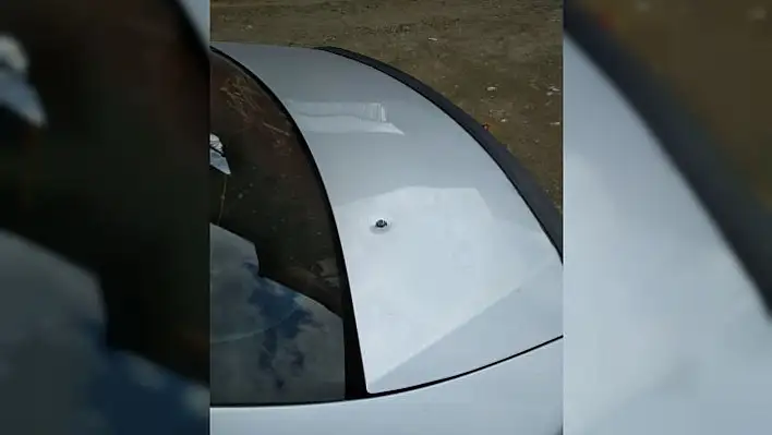 Seyir halindeki otomobile kurşun isabet etti