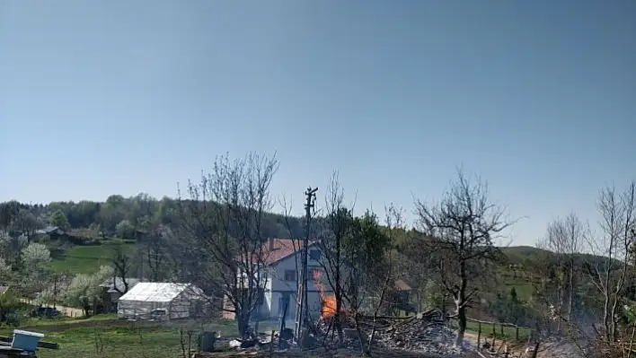 Sobadan çıkan yangında bir ev ve ahır kullanılamaz hale geldi