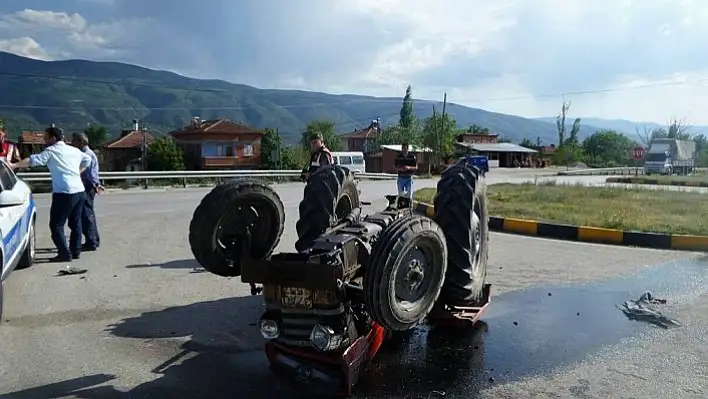 Traktör ile otomobil çarpıştı: 1 yaralı 