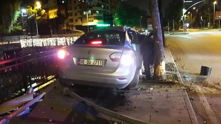 Ağaca çarparak duran otomobil, çaya uçmaktan kurtuldu