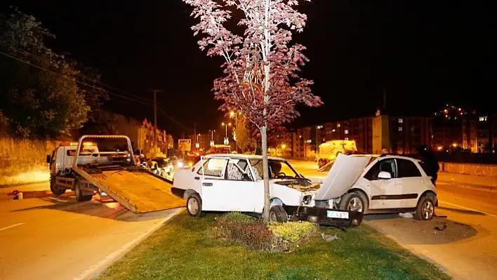 Aynı yönde seyreden iki otomobilin çarpışmasında 9 kişi yaralandı 