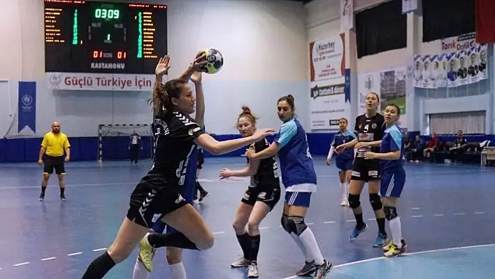 Ertelenen hentbol maçında ilginç bir olay yaşandı