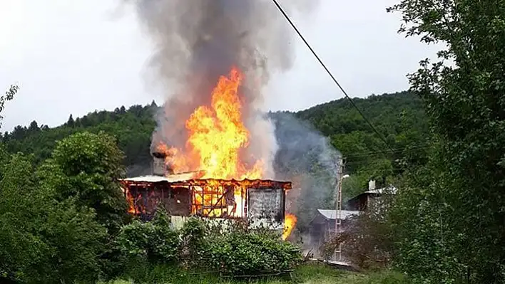 Kastamonu'da yangın: 2 katlı ahşap ev küle döndü 