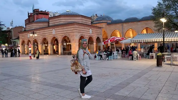 Sosyal medyadan kazandığı parayla ülke ülke geziyor