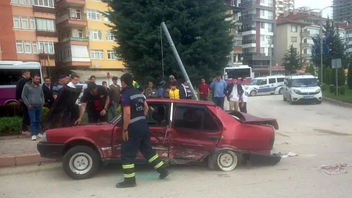 Ters yöne giren araç, otomobille çarpıştı: 5 yaralı