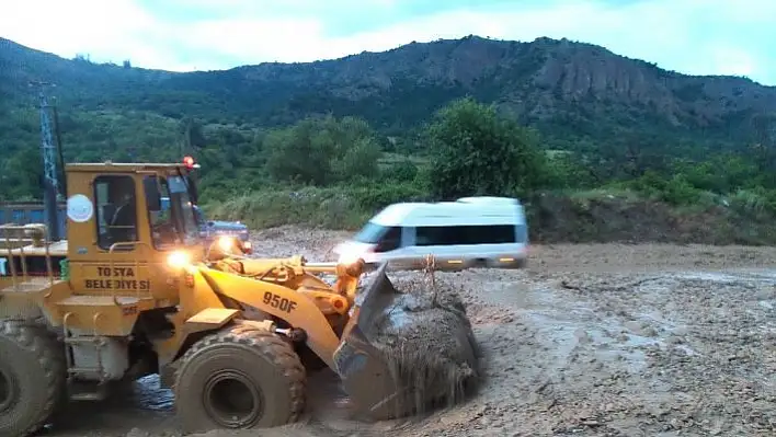 Tosya-Kastamonu yolu heyelan ve selden araç trafiğine kapandı