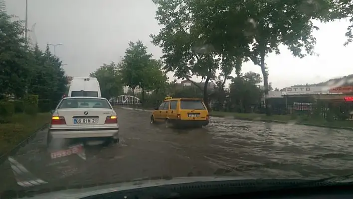 Aniden bastıran sağanak yağış, hayatı felç etti