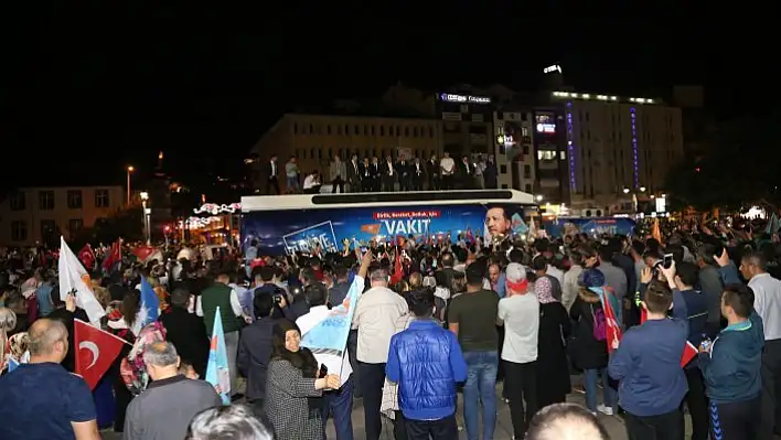 Erdoğan'ın seçim başarısı coşkuyla kutlandı
