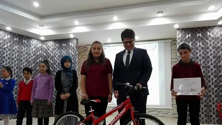 Kastamonu'da en çok kitap okuyan öğrenciler ödüllendirildi