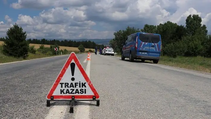 Otomobil ile kamyonet çarpıştı: 1 ölü, 1 yaralı