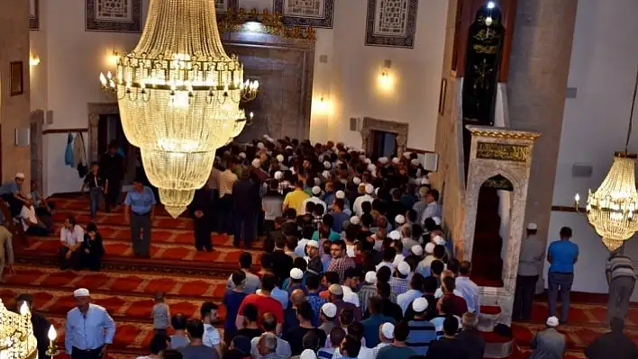 Tosya'da Sakal-ı Şerif'i ziyaret eden gözleri görmeyen yaşlı adamdan şok tepki
