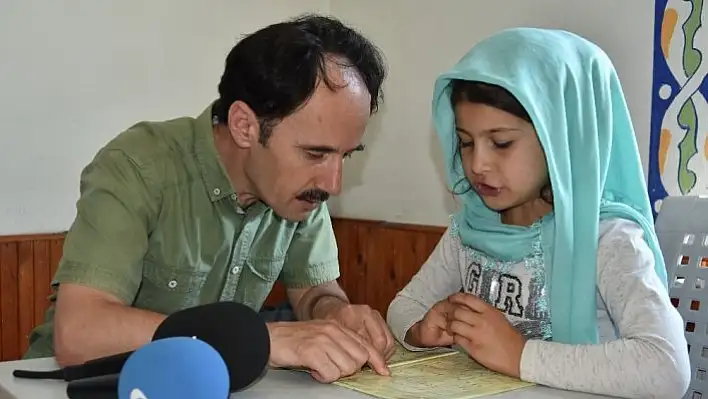 4 farklı ülkeden 30 çocuk, aynı camide Kur'an eğitimi alıyor