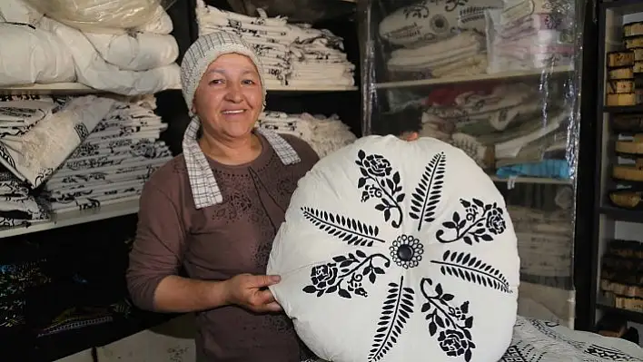 Bin lirayla açtığı dükkanda taş baskı kültürünü yaşatıyor