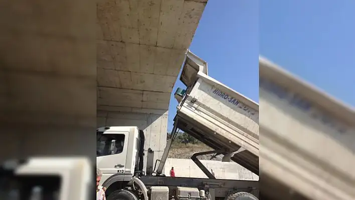 Damperi açık unutulan kamyon köprüye çarptı