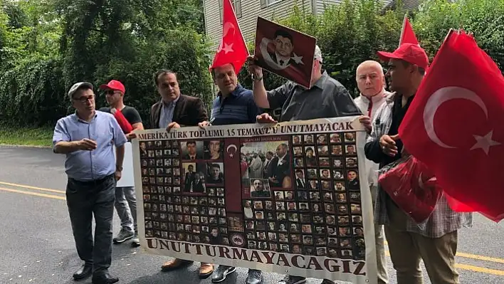 FETÖ elebaşı 15 Temmuz'da malikânesinin önünde protesto edildi