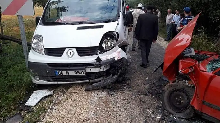 Kastamonu'da otomobil ile minibüs çarpıştı: 2 yaralı
