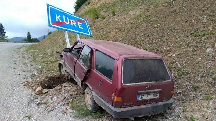 Otomobil yol kenarındaki tabelaya çarptı: 6 yaralı