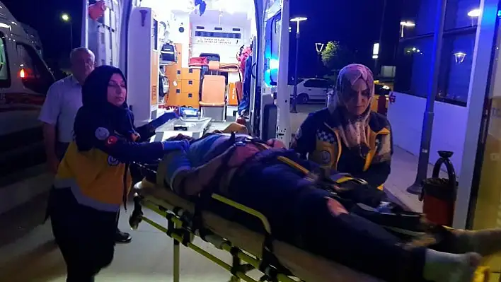 Sedye üzerinde kendi canının derdini bıraktı, eşini teselli etti