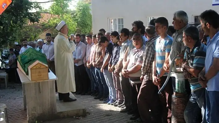 Üzerine ağaç düşmesi sonucu hayatını kaybeden işçi, toprağa verildi