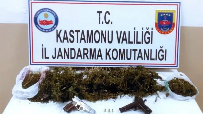 Araçlarında ve ikametlerinde uyuşturucu bulunan iki kişi tutuklandı