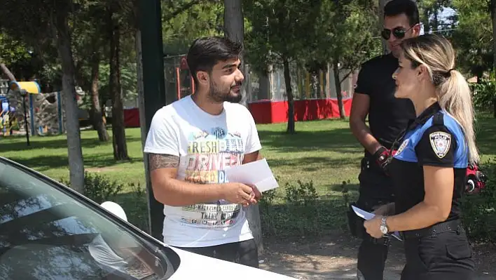 Ceza makbuzunu gören aracının başına koştu