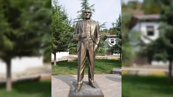Hanönü'de Atatürk Meydanı ve Atatürk büstü yenilendi