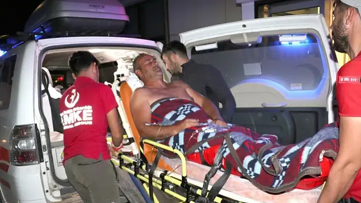 Kanyonda ayağı kırılan kişiyi sırtında taşırken düşerek yaralandı